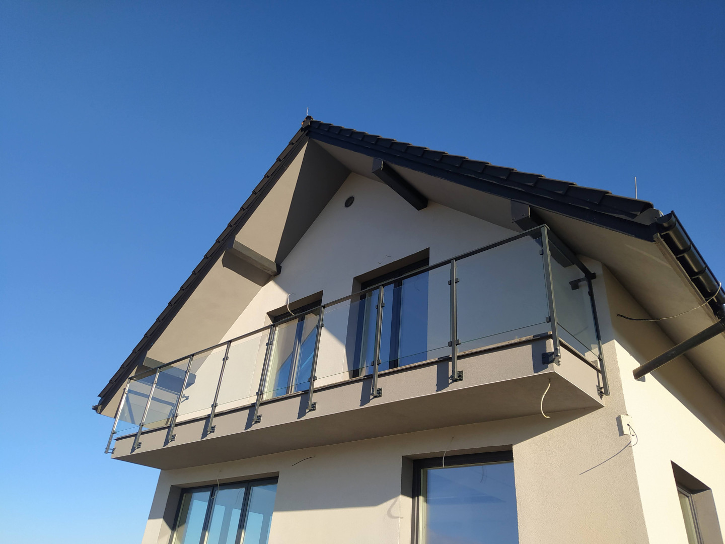 Balustrada szklana balkonowa na słupkach z poręczą antracyt