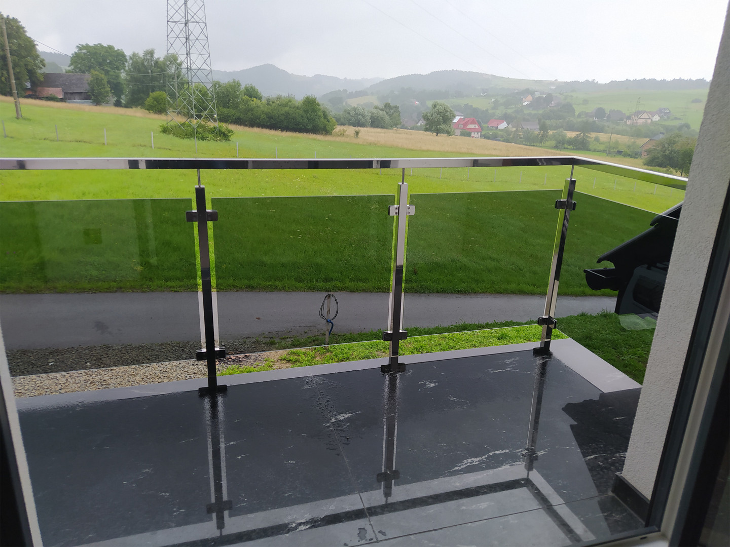 balustrada szklana na słupkach z poręczą szkło grafitowe montaż boczny