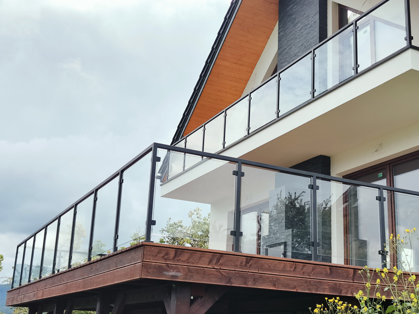 balustrada szklana balkonowa w stylu loft lakierowana na czarny kolor