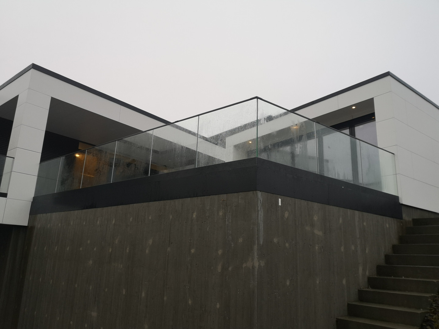 balustrada szklana na listwie aluminiowej balustrada szklana na listwie aluminiowej