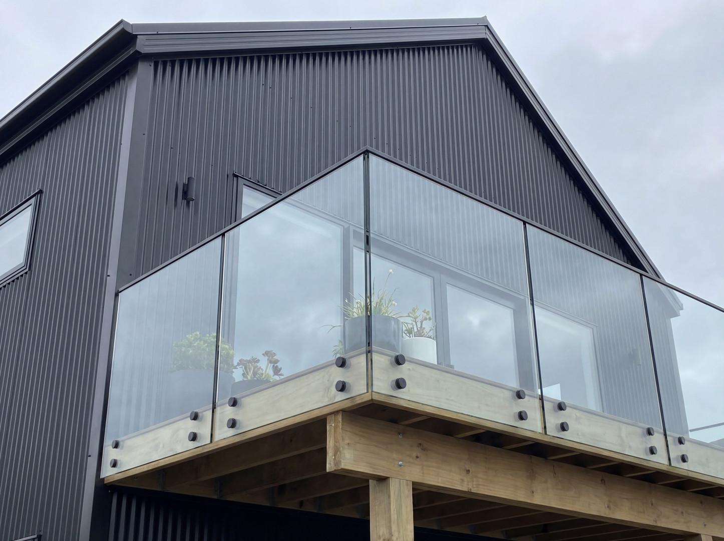 balustrada szklana na rotulach czarnych balustrada szklana na rotulach czarnych