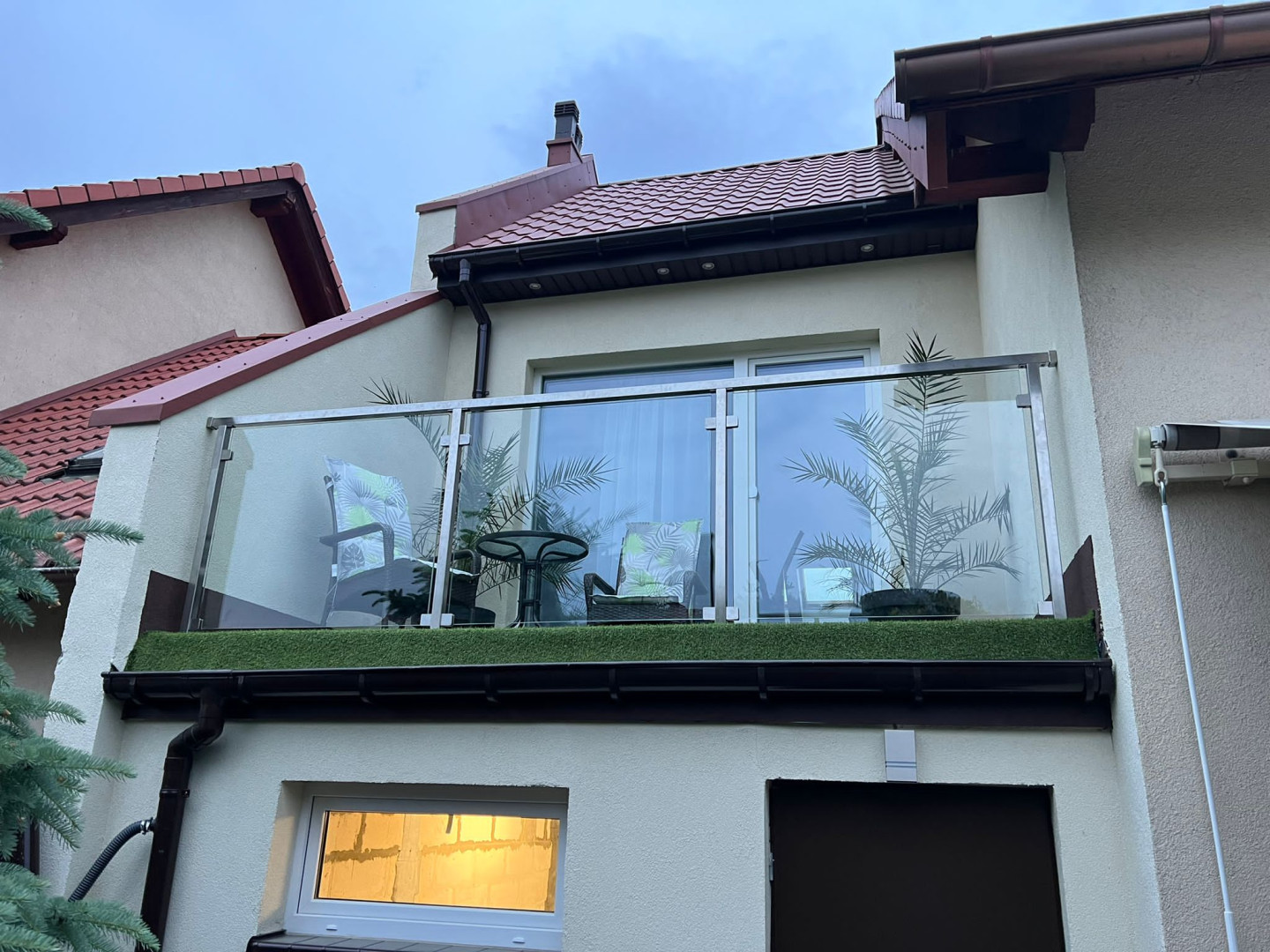 balustrada szklana na słupkach kwadratowych z poręczą