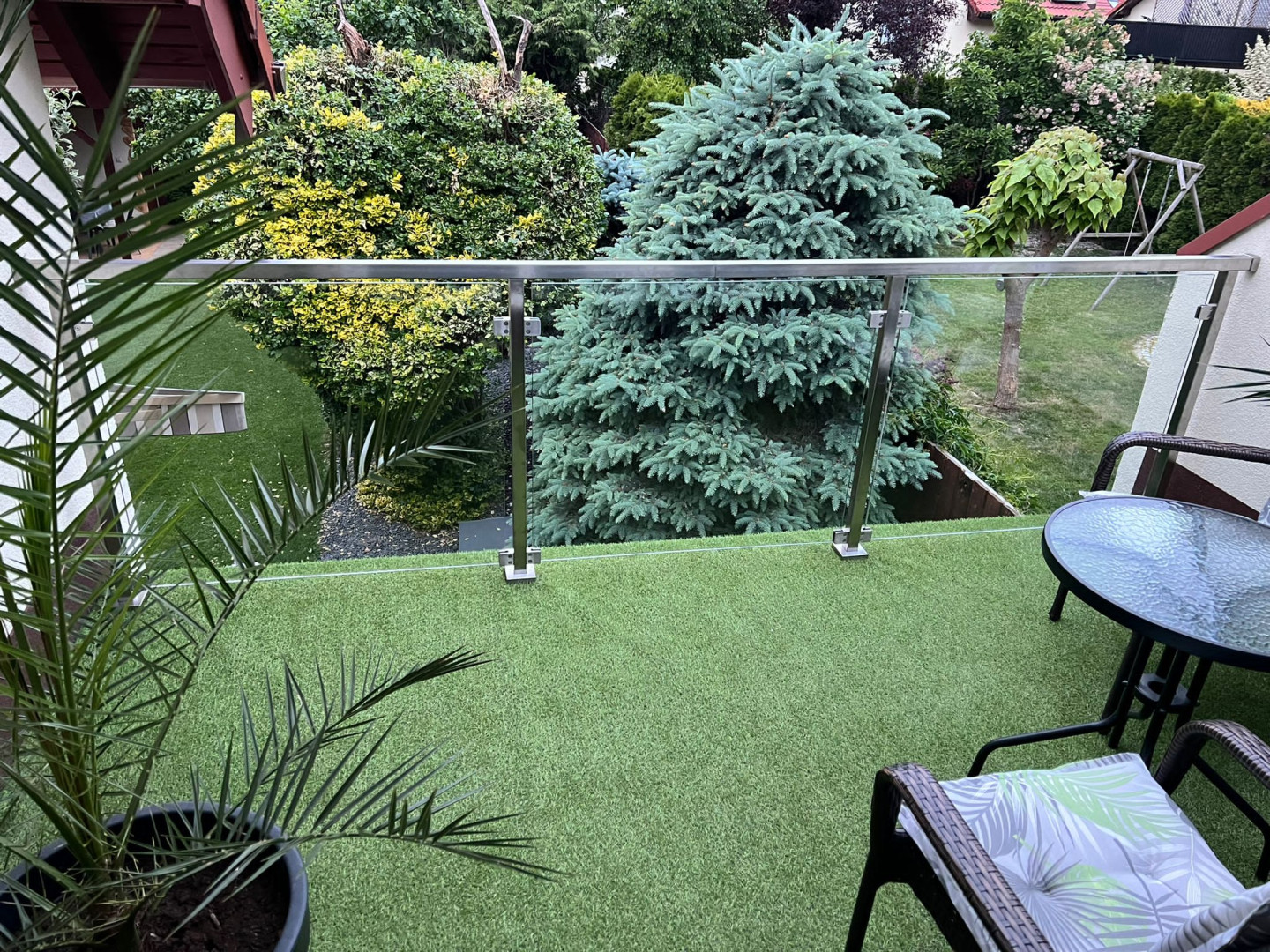 balustrada szklana na słupkach kwadratowych z poręczą