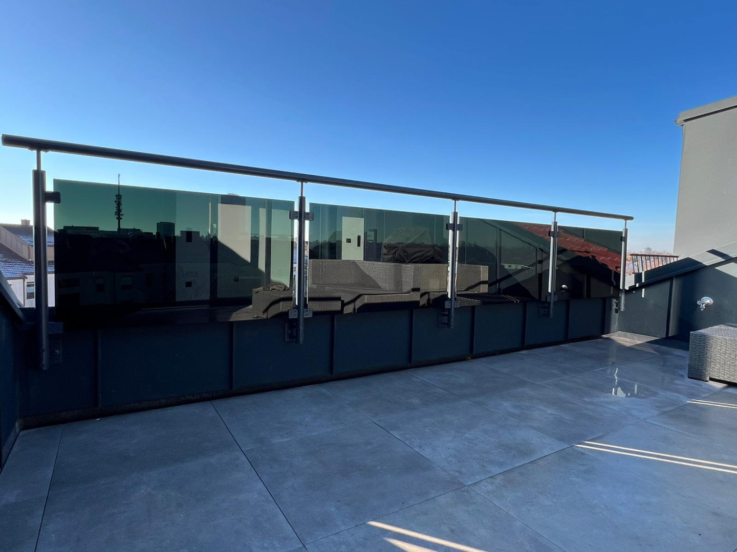 balustrada szklana na słupkach lakierowanych w stylu loft czarny montaż boczny