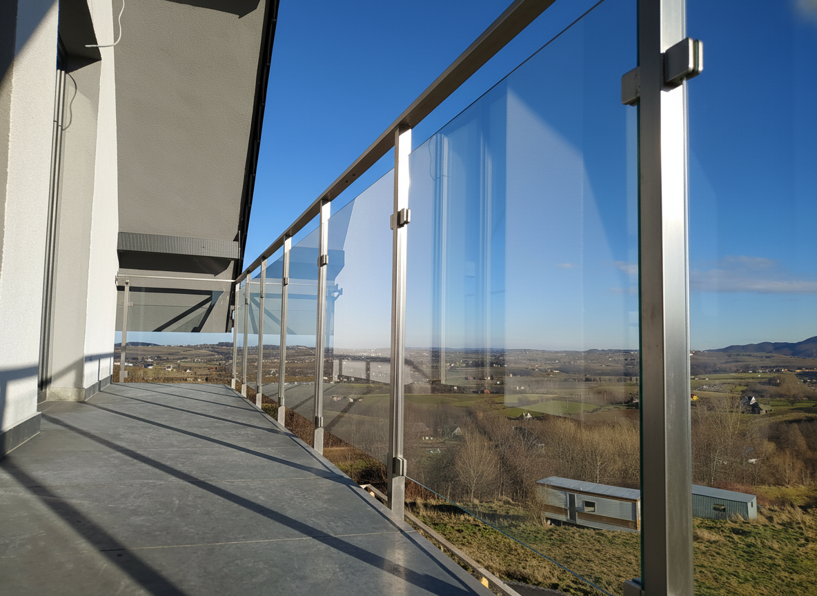 balustrada szklana na słupkach z poręczą montaż boczny szlif