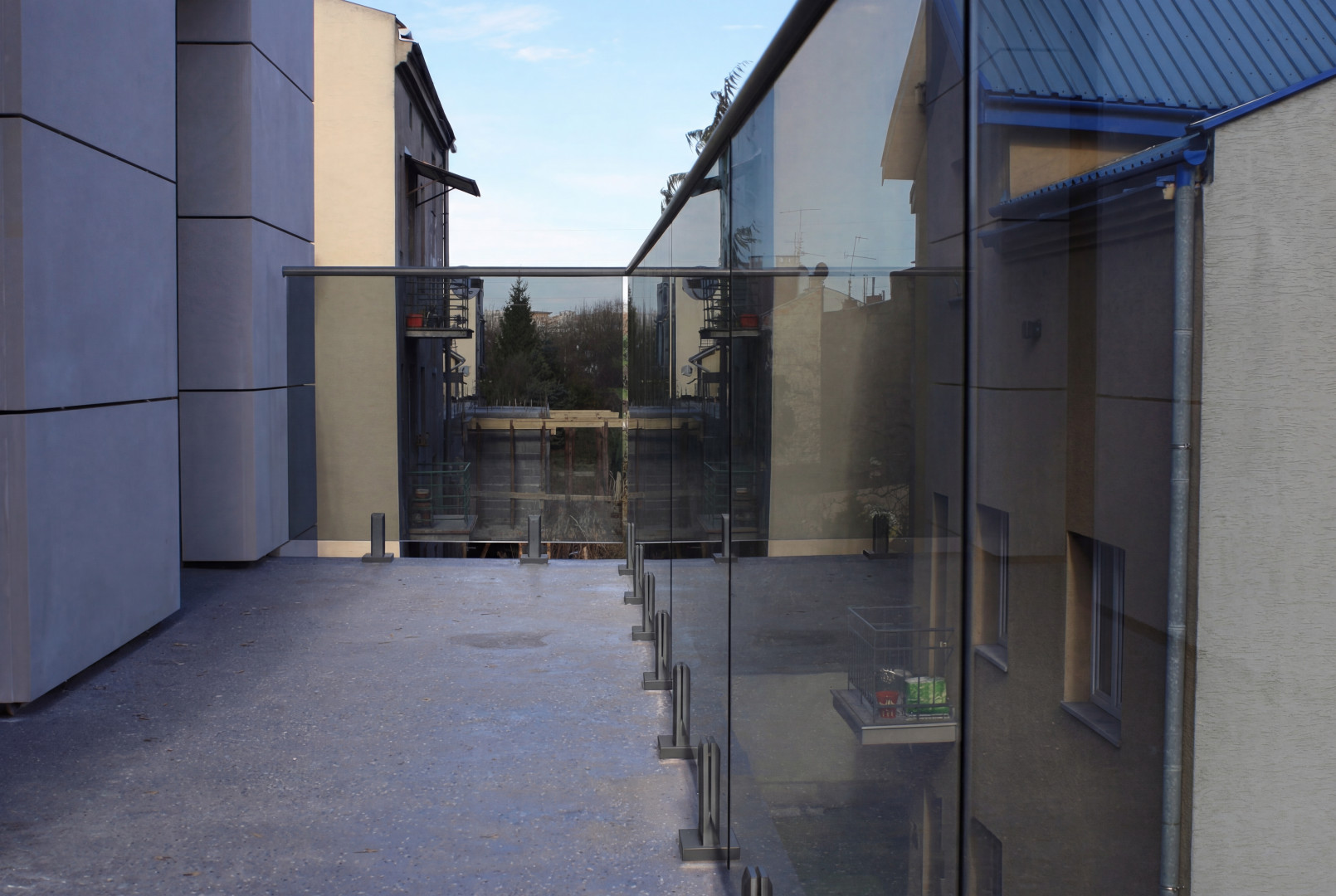 balustrada szklana na spigotach antracyt szkło grafitowe