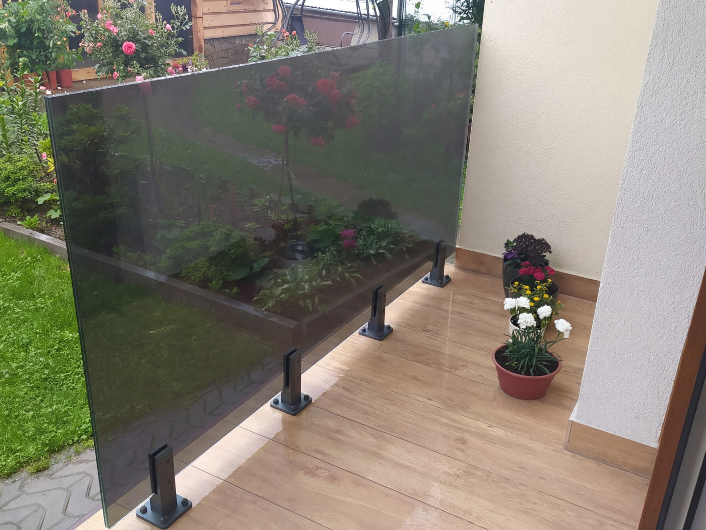 balustrada szklana na spigotach antracyt ze szkłem grafitowym