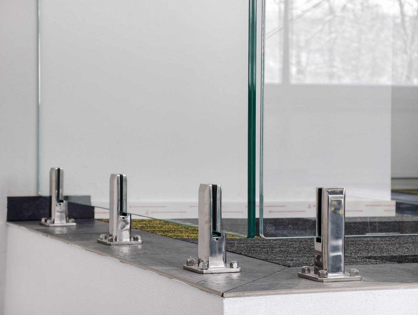 balustrada szklana na spigotach kwadratowych w satynie szkło optiwhite