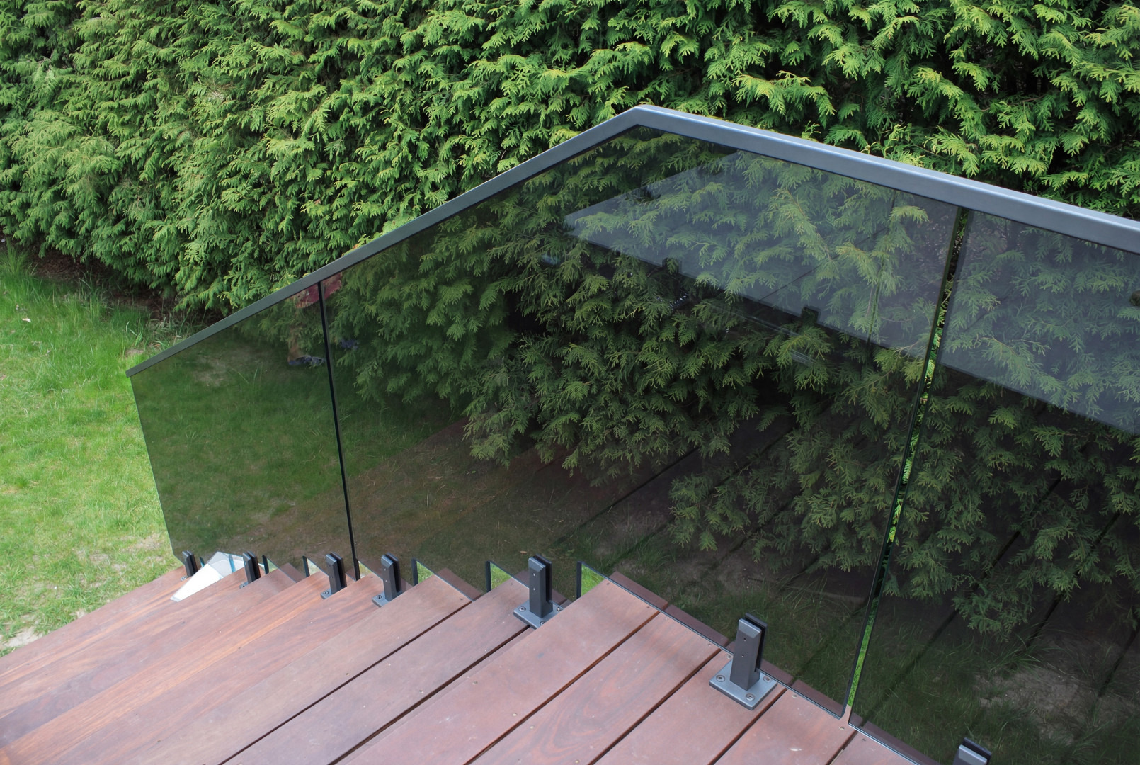 balustrada szklana na spigotach na schody szkło grafitowe-2