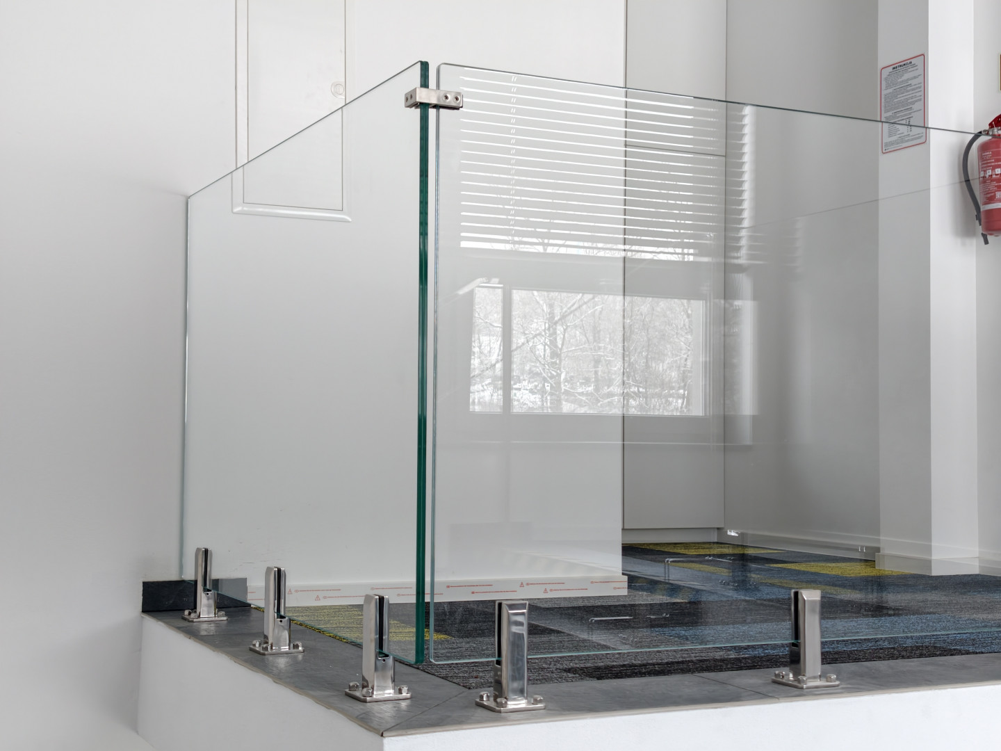 balustrada szklana na spigotach szkło optiwhite