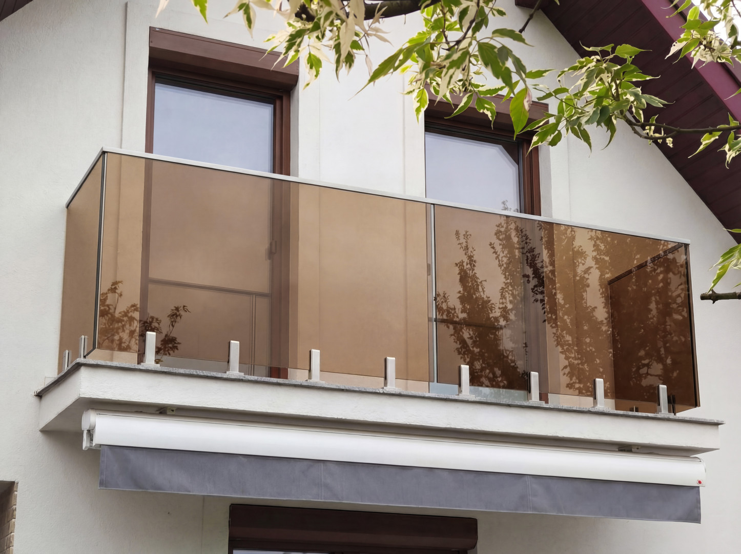 balustrada szklana na spigotach szkło brązowe z poręczą nakładaną