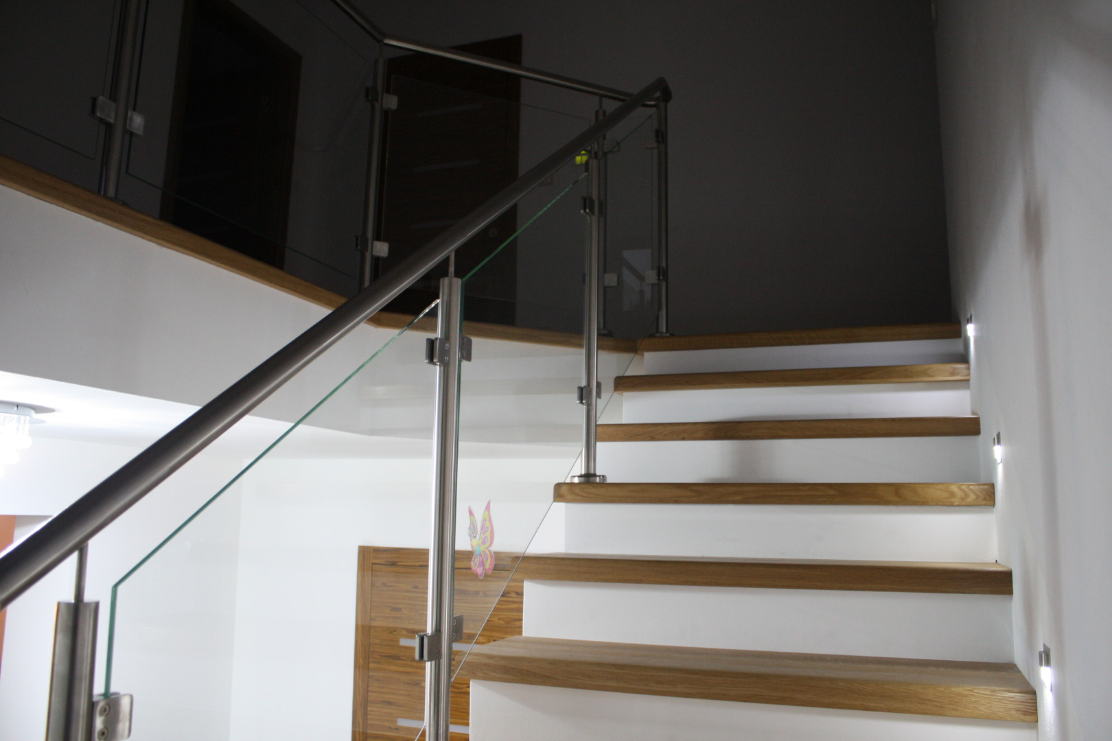 balustrada szklana schodowa na słupkach typu bolec z poręczą