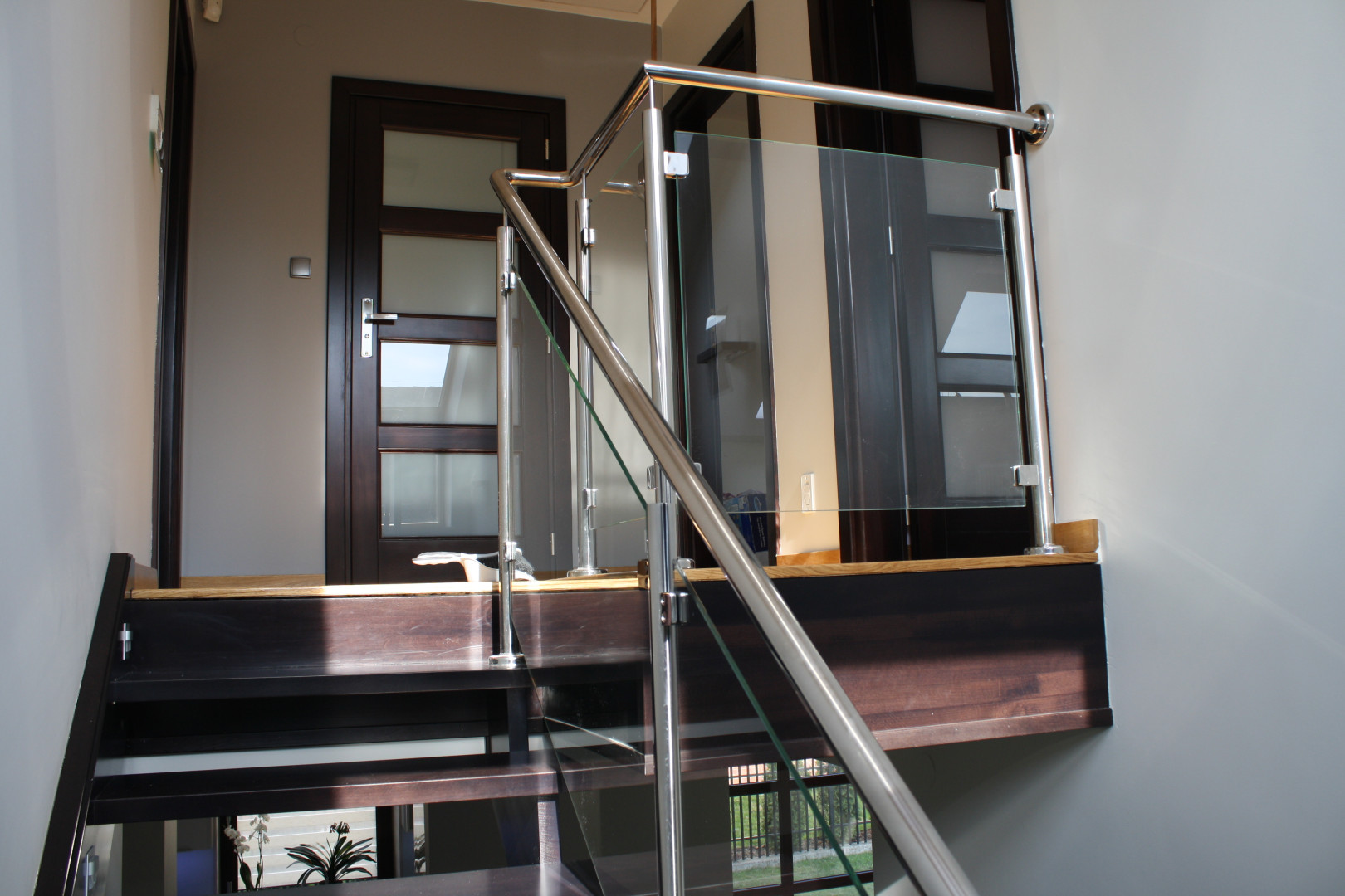 balustrada szklana schodowa na słupkach z poręczą szkło bezbarwne