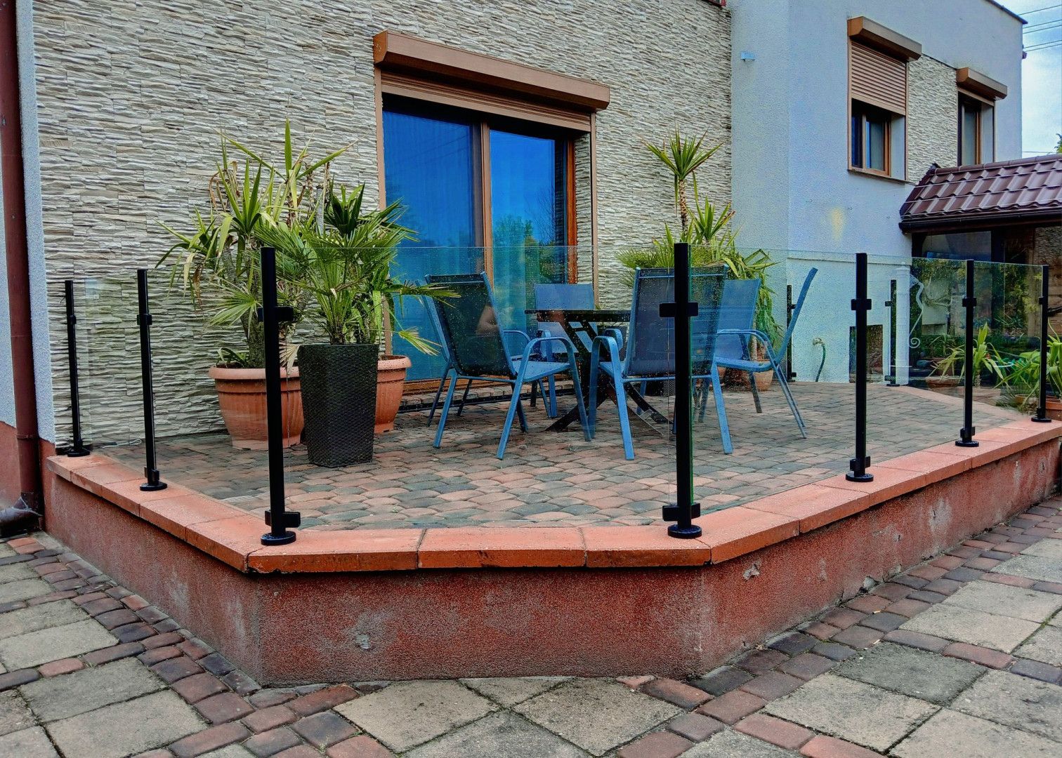 balustrada szklana tarasowa na czarnych słupkach szkło bezbarwne