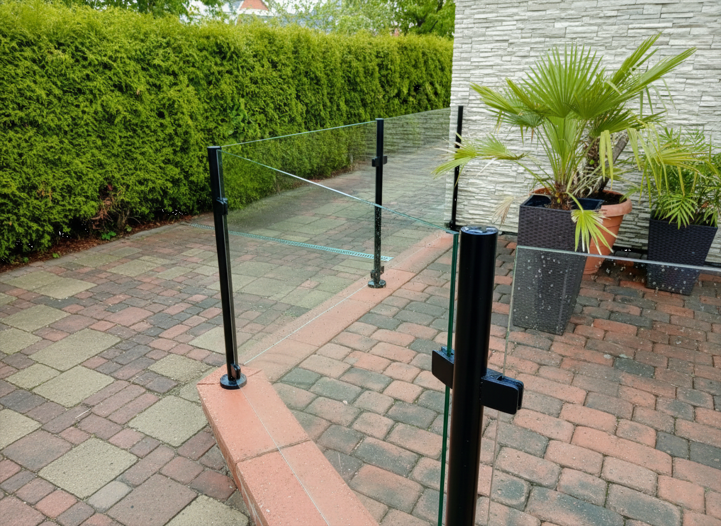 balustrada szklana tarasowa na czarnych słupkach szkło bezbarwne