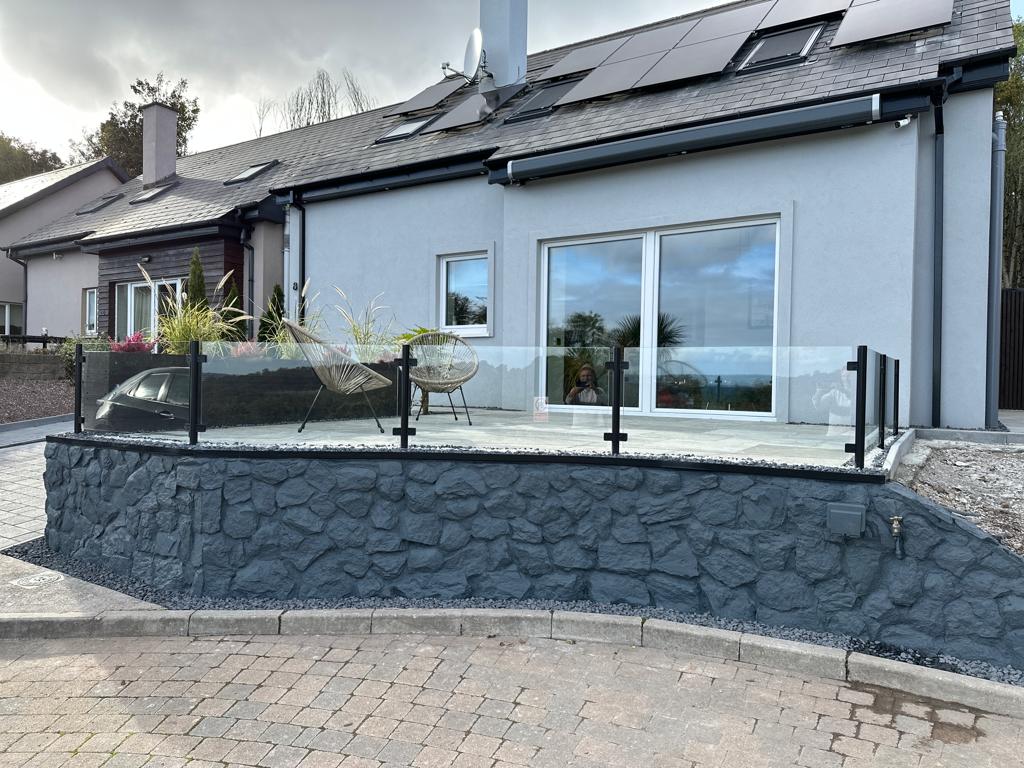 balustrada szklana tarasowa na słupkach czarnych loft