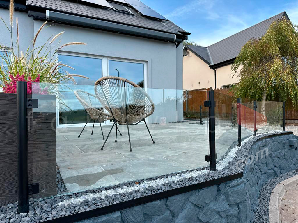 balustrada szklana tarasowa na słupkach czarnych loft szkło bezbarwne