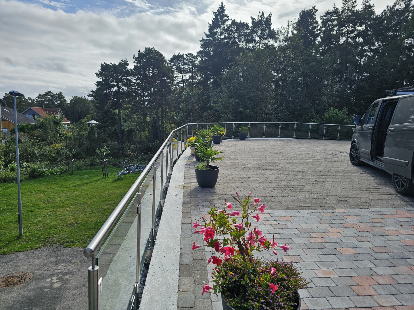 balustrada szklana tarasowa na słupkach z poręczą montaż boczny szkło bezbarwne