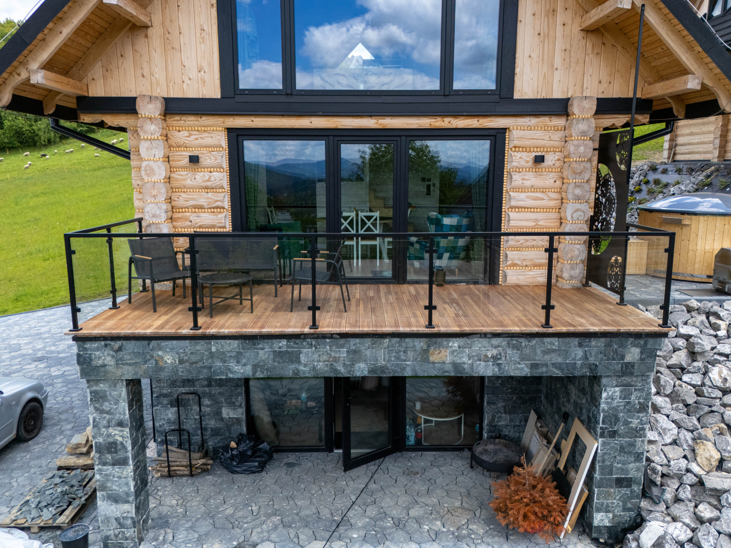 balustrada szklana w stylu loft z poręczą czarna szkło bezbarwne