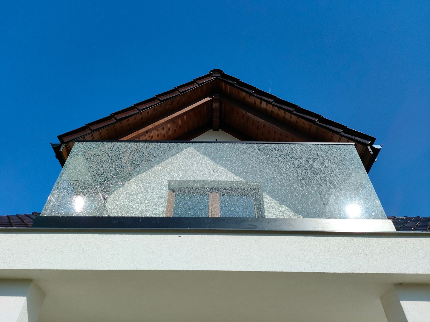 wymiana stłuczonej i uszkodzonej szyby w balustradzie szklanej