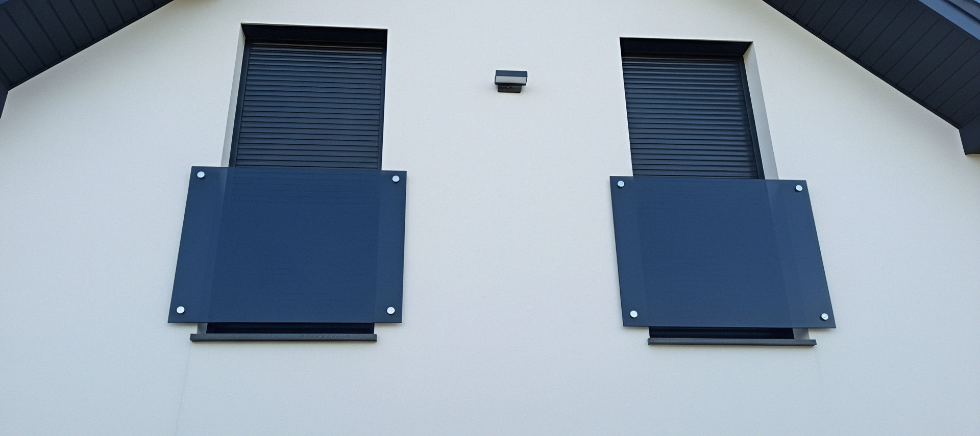 Balkon francuski szklany na rotulach szkło czarne wykończenie szlifowane - realizacja na domie jednorodzinnym Balkon francuski szklany na rotulach szkło czarne wykończenie szlifowane - realizacja na domie jednorodzinnym