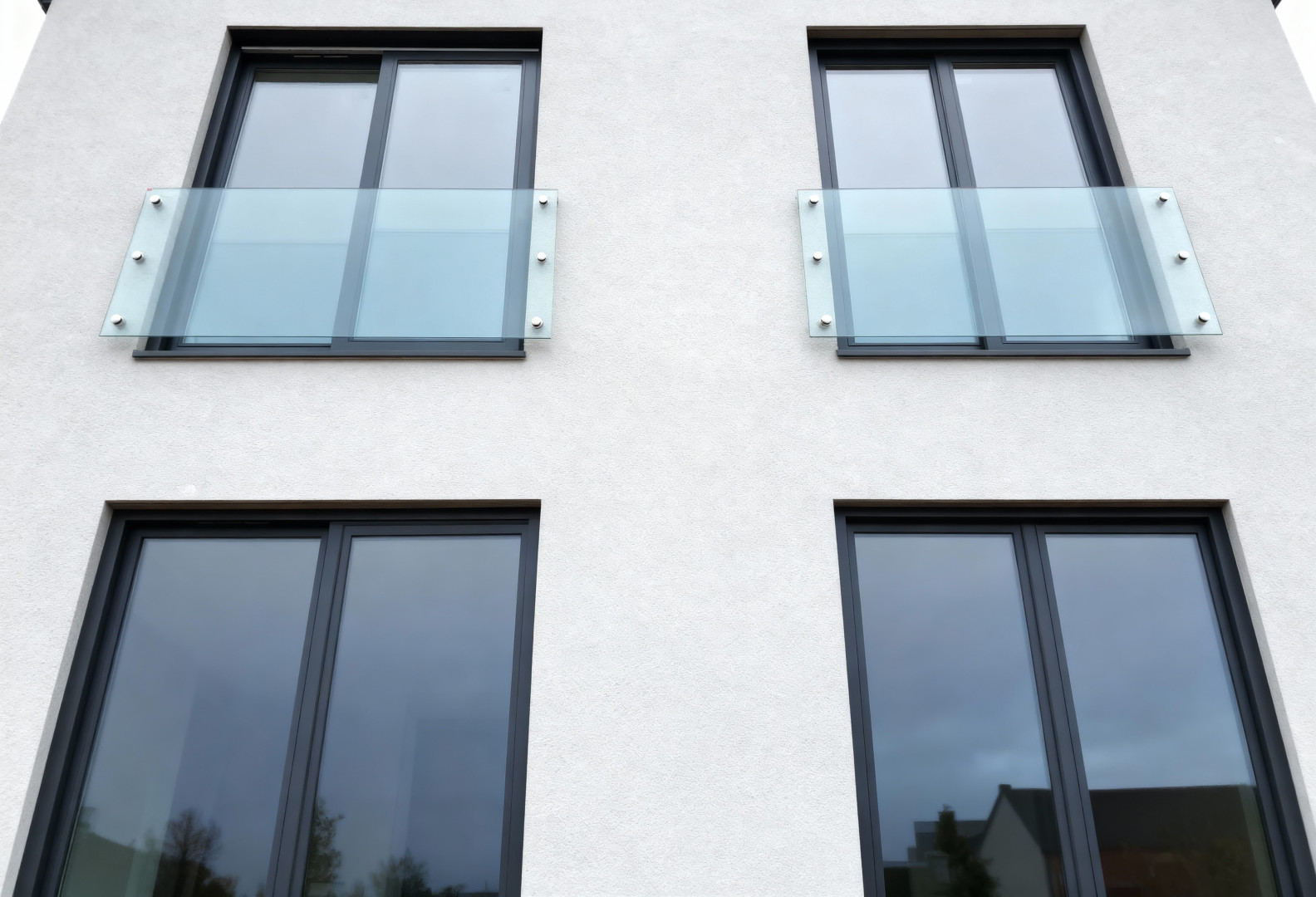 Balkon francuski szklany na rotulach wykończenie szlifowane szkło bezbarwne - realizacja na domu jednorodzinnym Balkon francuski szklany na rotulach wykończenie szlifowane szkło bezbarwne - realizacja na domu jednorodzinnym