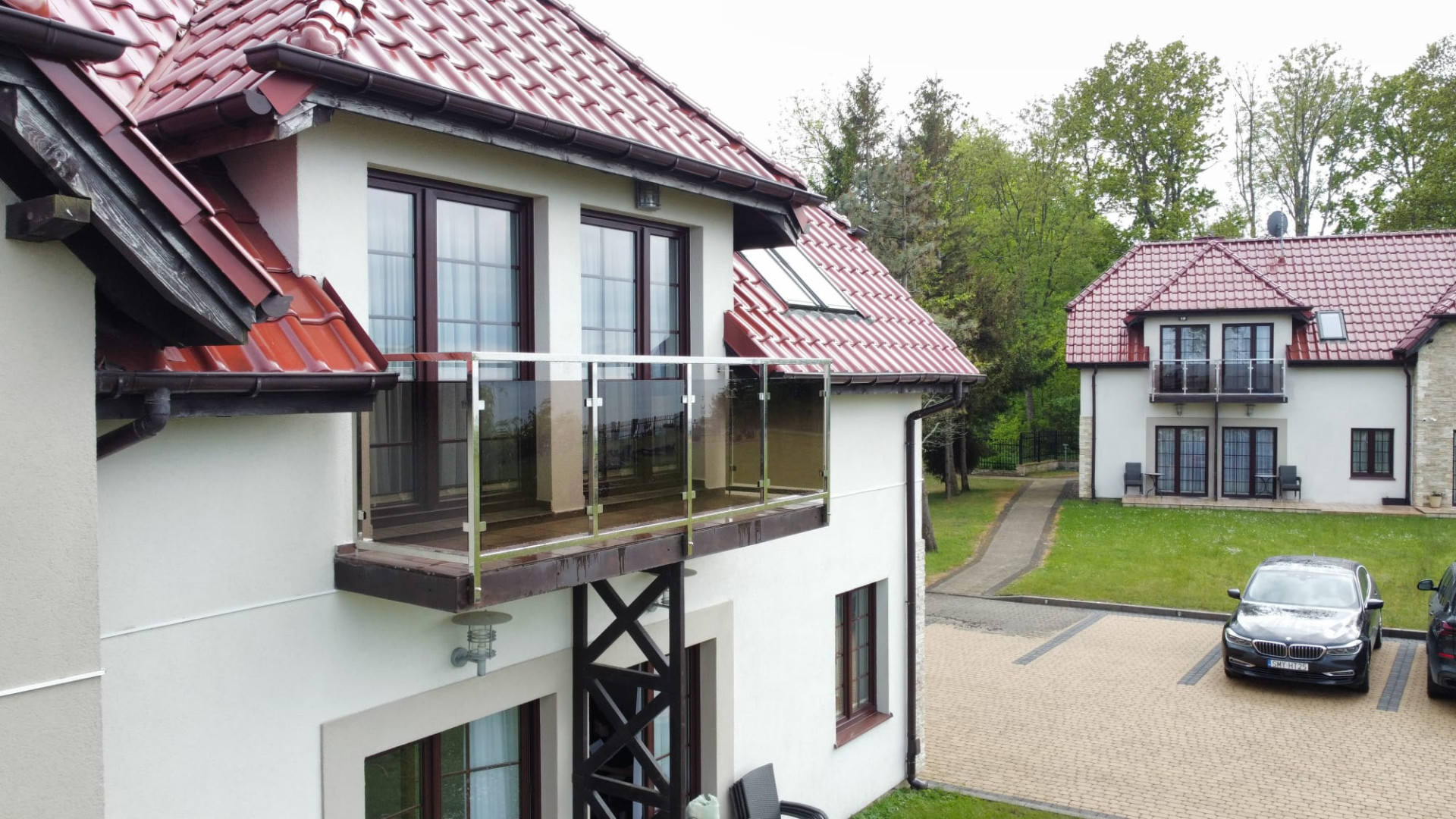 balustrada szklana na słupkach z poręczą szkło brązowe