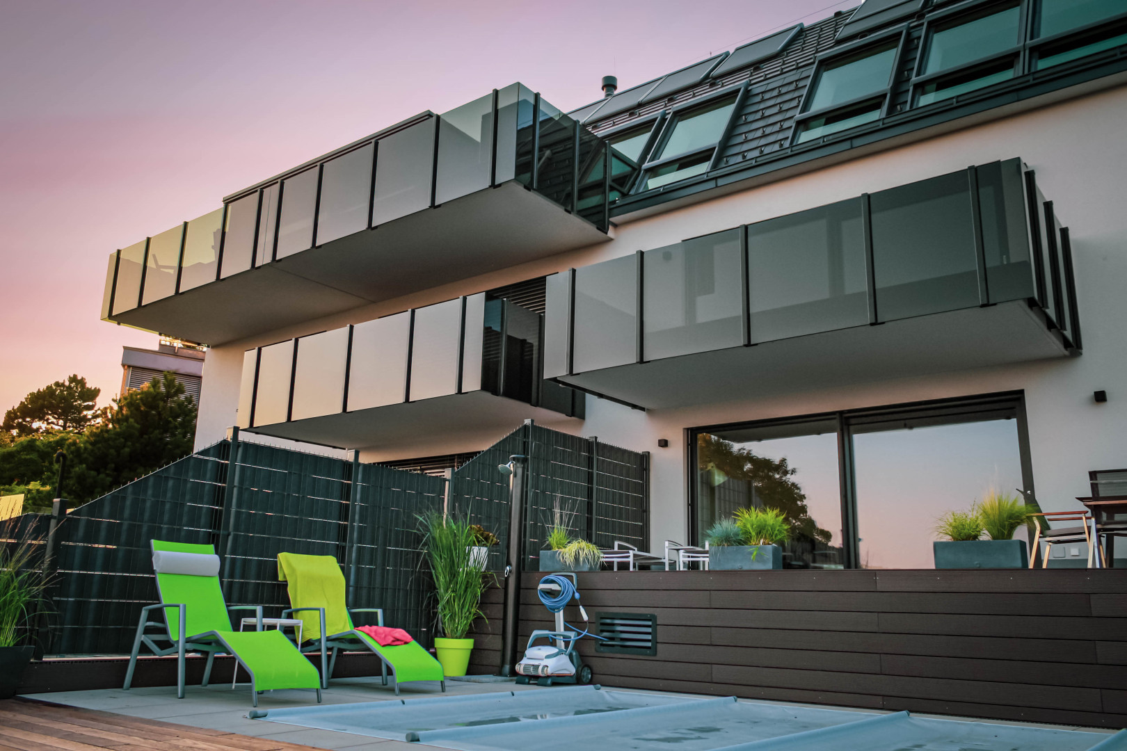 balustrada szklana balkonowa na słupkach loft szkło grafitowe