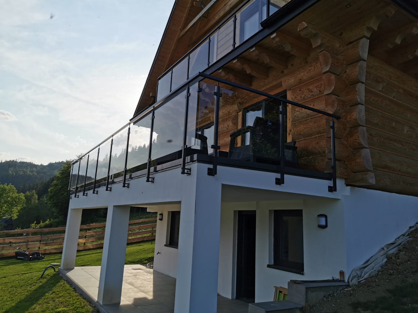 balustrada szklana balkonowa na słupkach z poręczą loft szkło bezbarwne montaż boczny