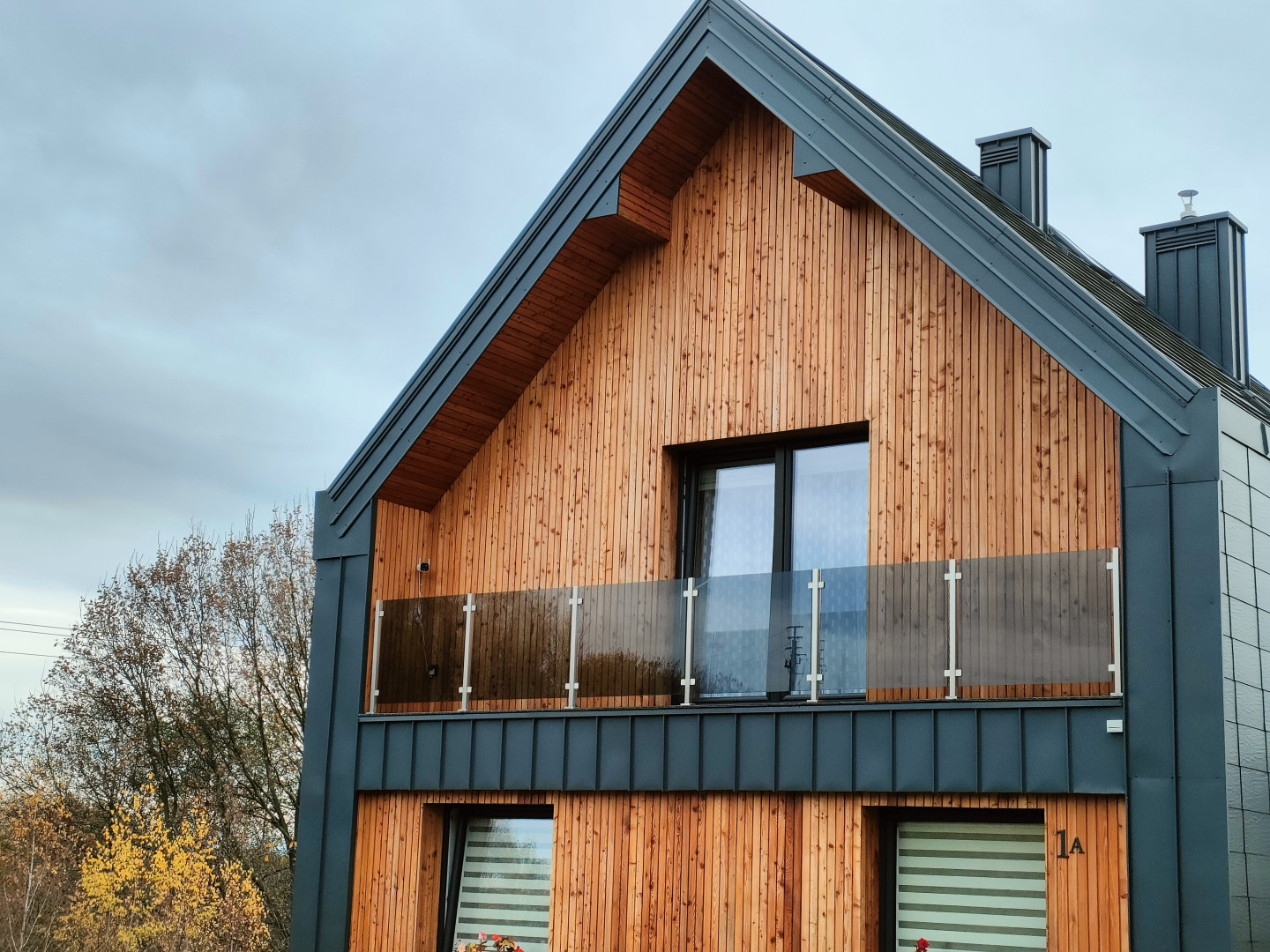 balustarda szklana balkonowa na słupkach szlifowanysz szkłó grafitowe - realizacja na domie jednorodzinnym