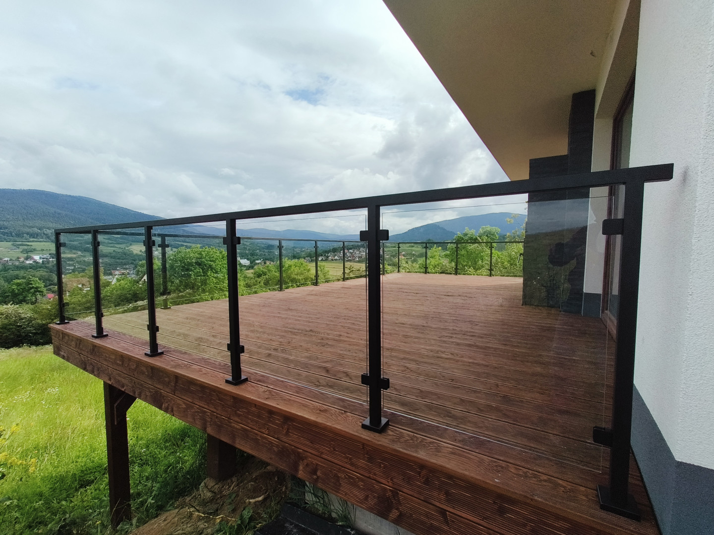 balustrada szklana balkonowa na słupkach z poręczą loft szkło bezbarwne