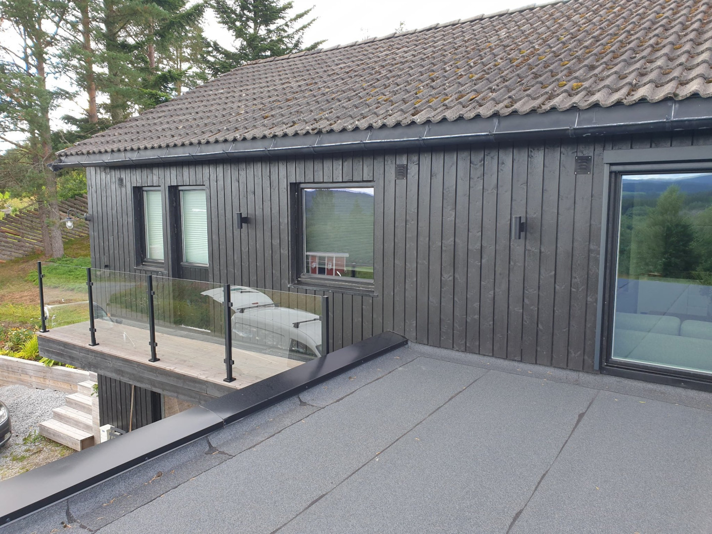 barierka szklana loft na słupkach typu samotnik w kolorze czarny ral 9005