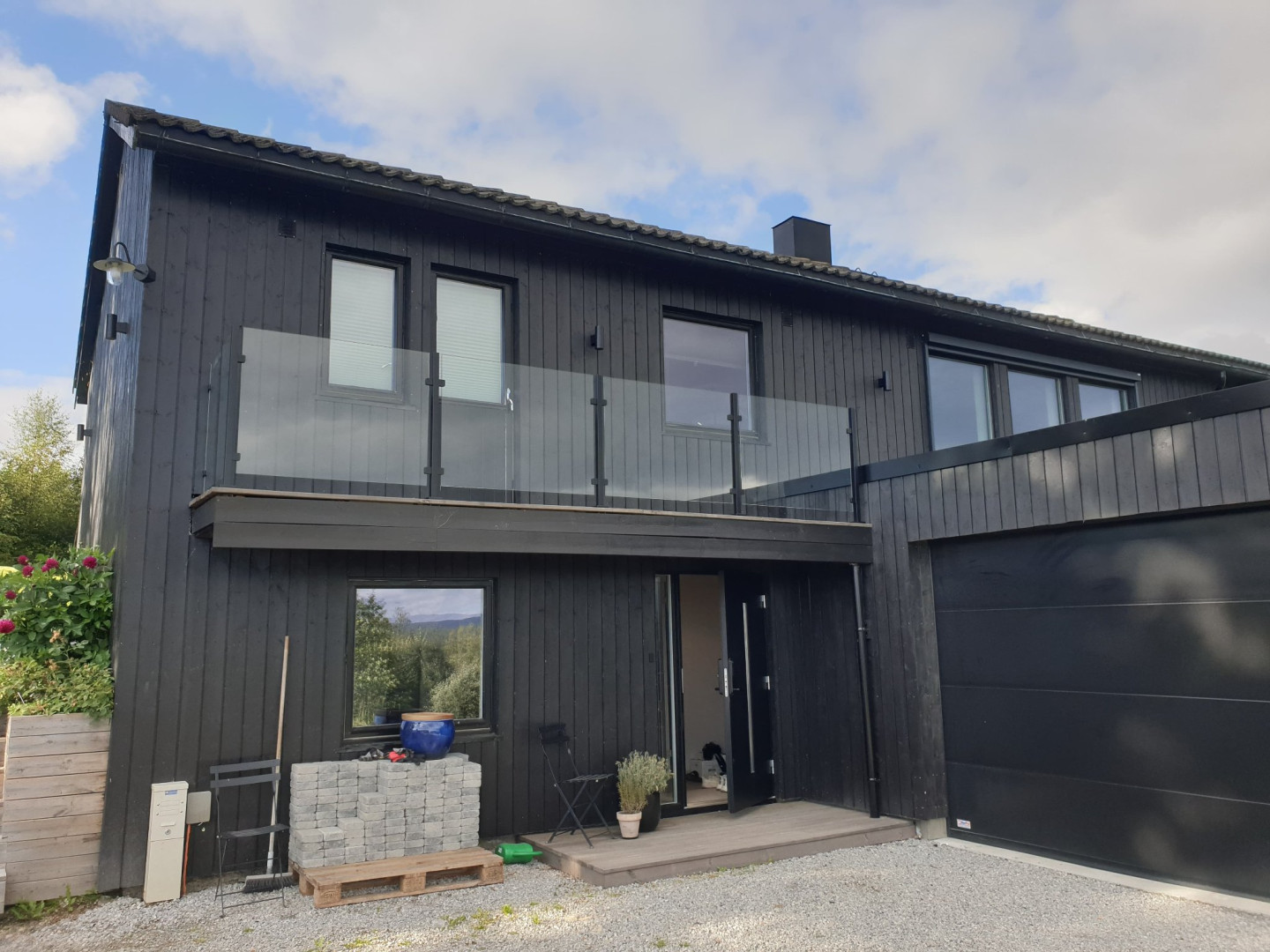 balustrada szklana loft na słupkach typu samotnik w kolorze czarny ral 9005