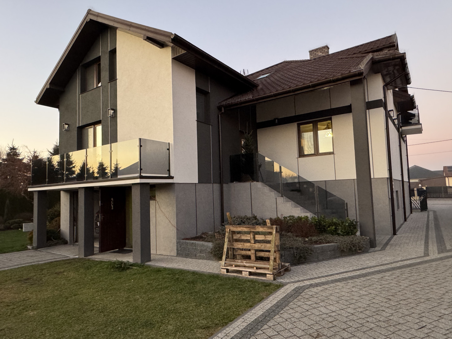 Balustrada schody na słupkach loft czarny ral 9005 - dom jednorodzinny