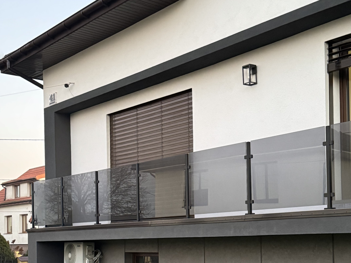 Balustrada szklana na słupkach loft czarny ral 9005 - dom jednorodzinny