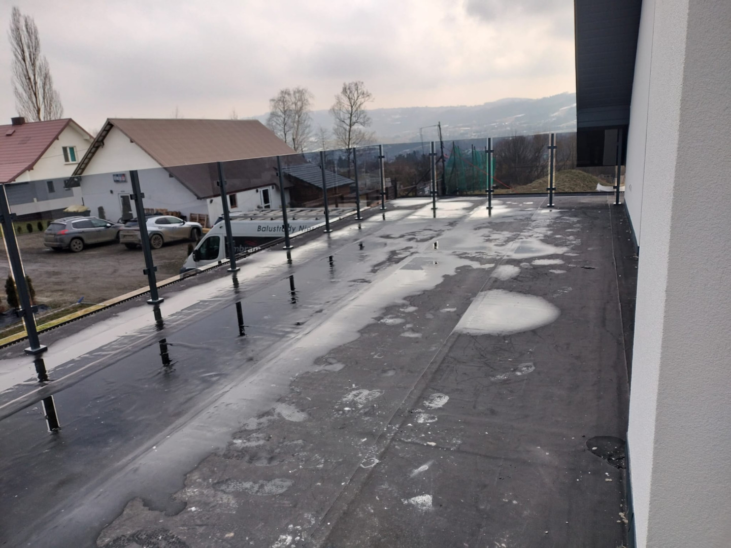 balustrada szklana loft na słupkach w kolorze antracyt ral 7016 ze szkłem grafitowym - realizacja Męcina