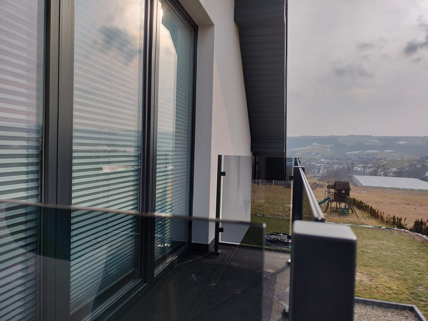 balustrada szklana loft na słupkach w kolorze antracyt ral 7016 ze szkłem grafitowym - realizacja Męcina