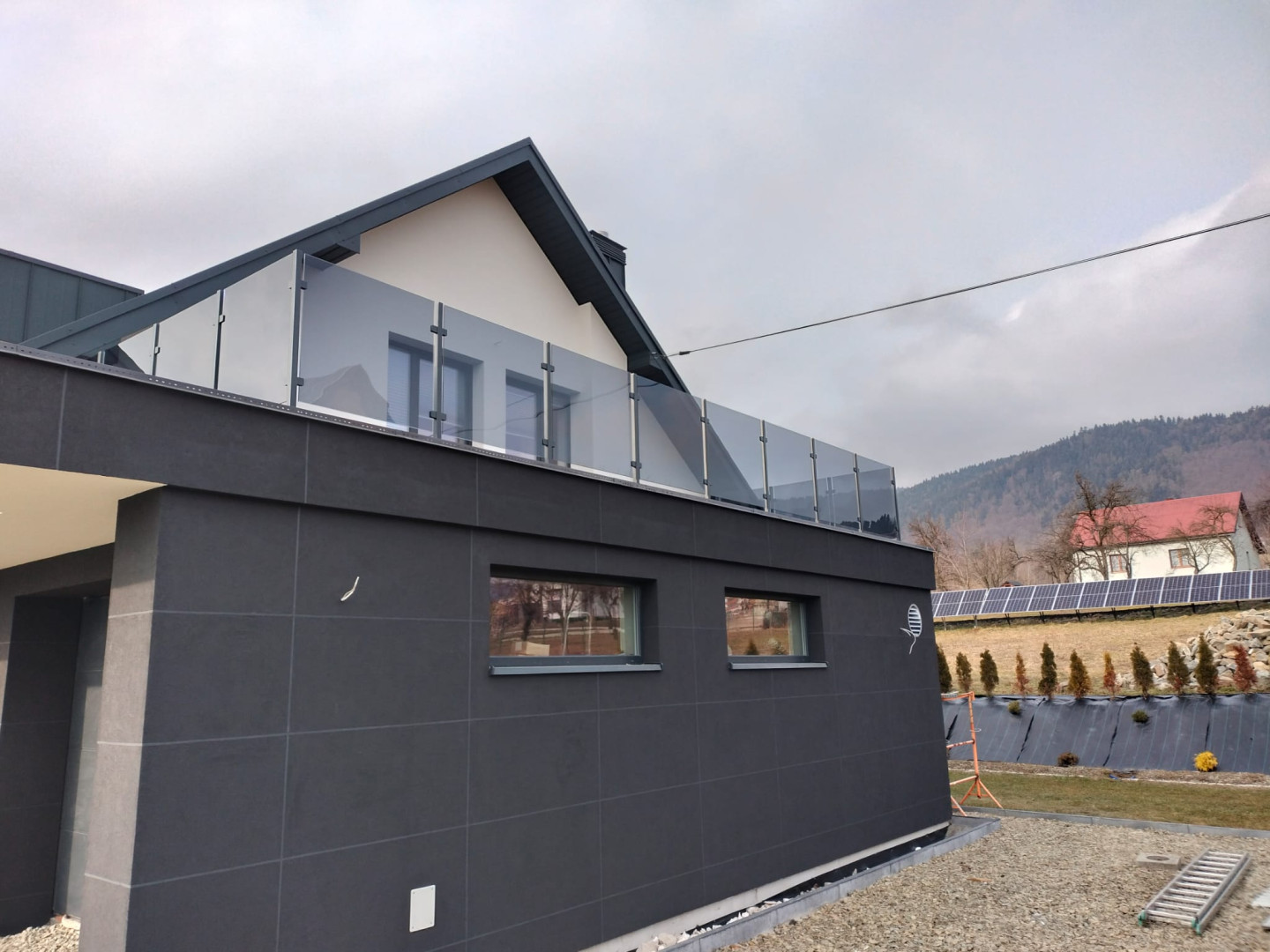 balustrada szklana balkonowa w stylu loft na słupkach w kolorze antracyt ral 7016 ze szkłem grafitowym - realizacja Męcina