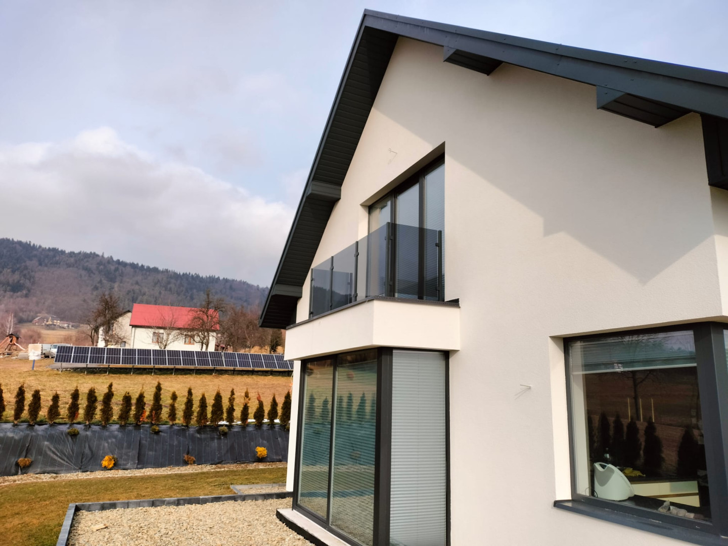 balustrada szklana balkonowa w stylu loft na słupkach w kolorze antracyt ral 7016 ze szkłem grafitowym - realizacja Męcina