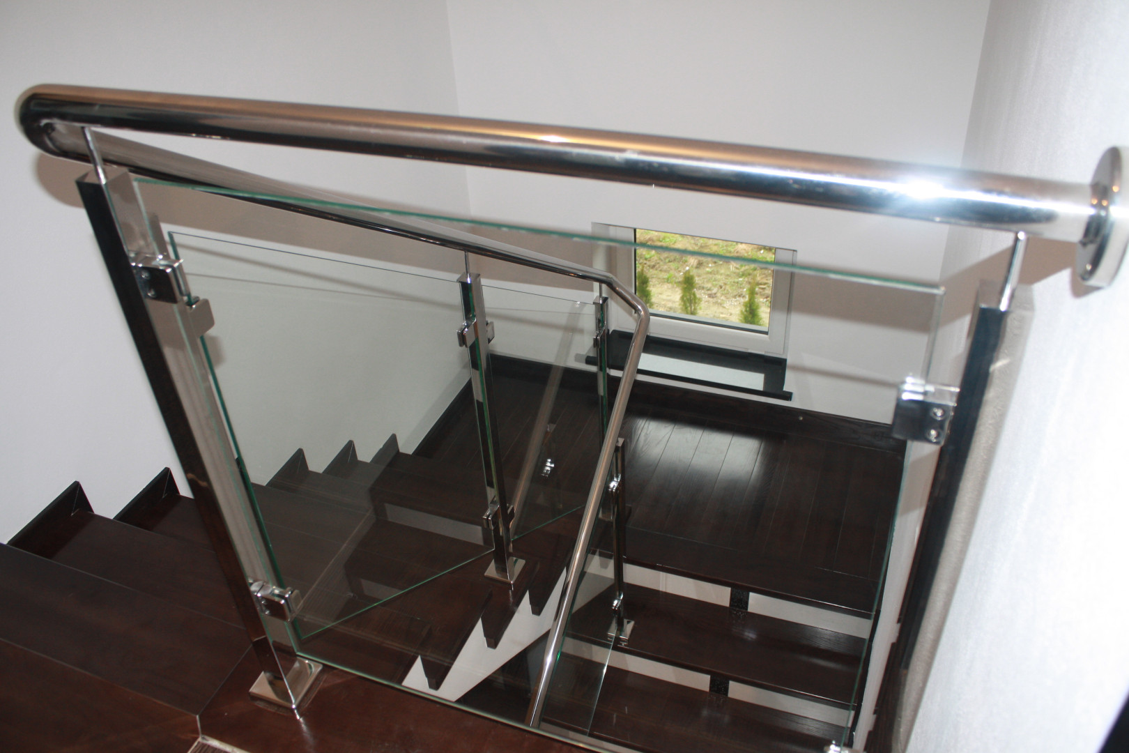 balustrada szklana schodowa na słupkach z poręczą szkło bezbarwne 
