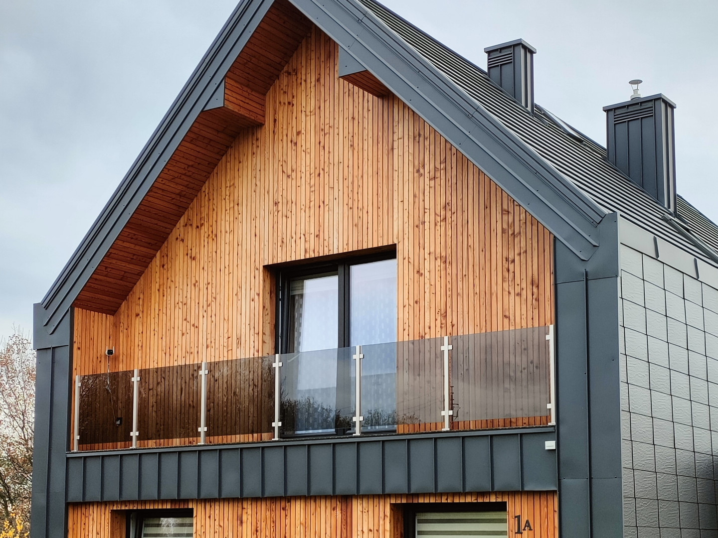 balustrada szklana na słupkach ze szkłem grafitowym - realizacja na domu jednorodzinnym