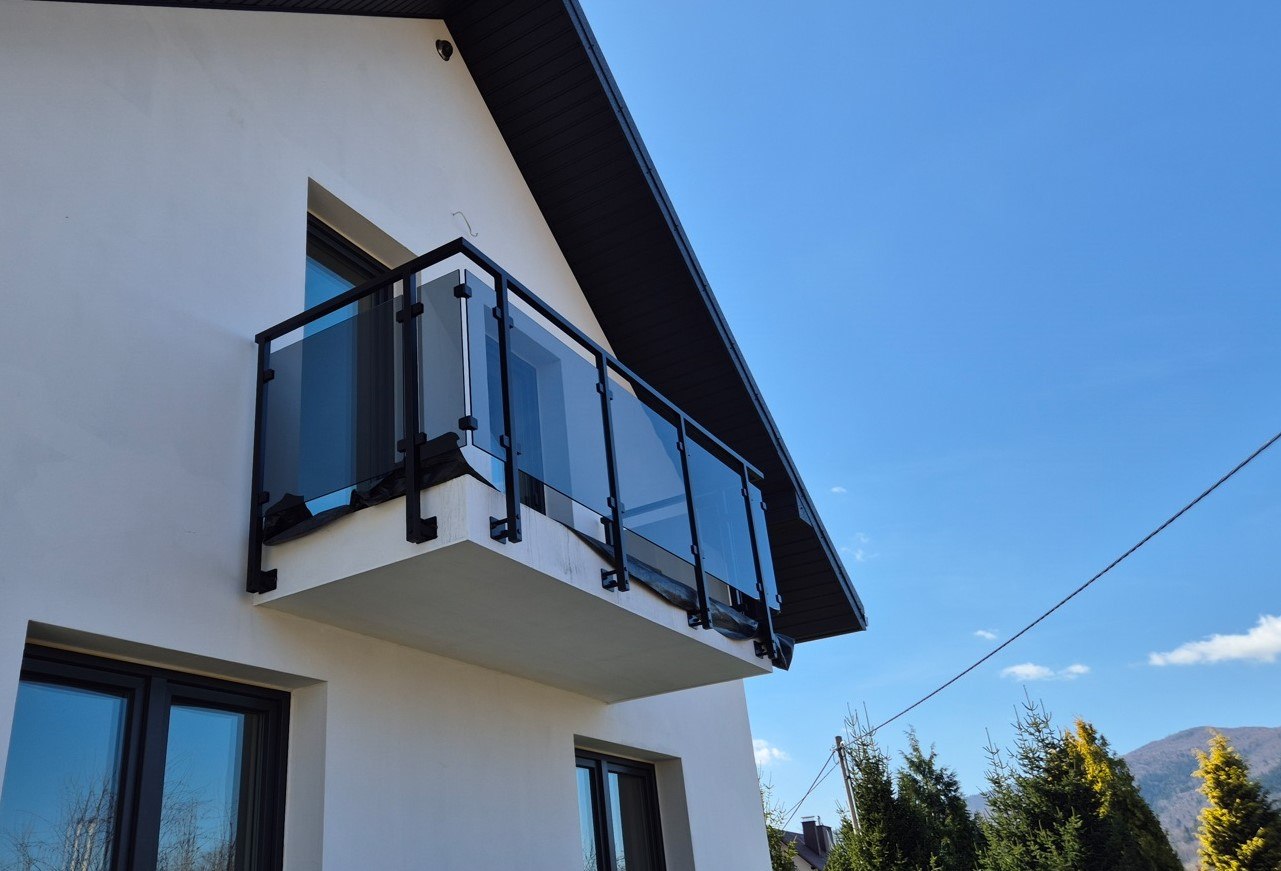 balustrada szklana na słupkach z poręczą szkło grafitowe