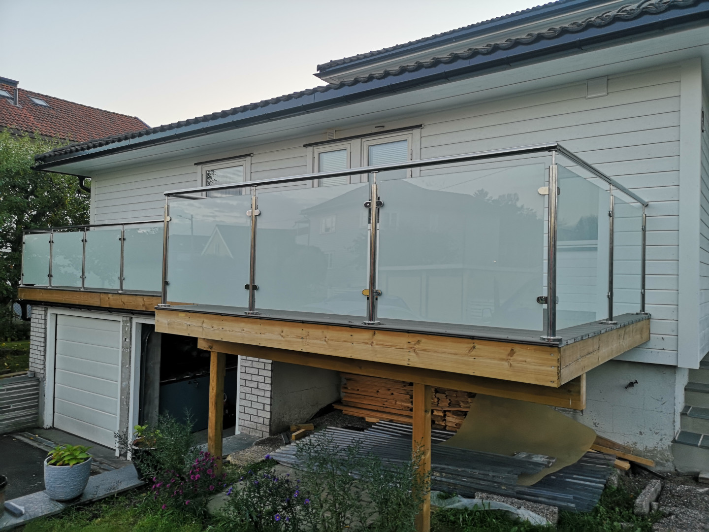 balustarda szklana balkonowa na słupkach z poręczą szkło mleczne