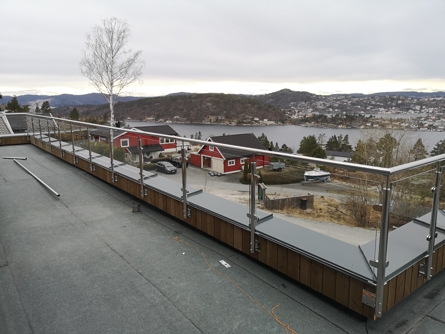 balustrada szklana balkonowa na słupkach z poręczą szkło bezbarwne montaż boczny