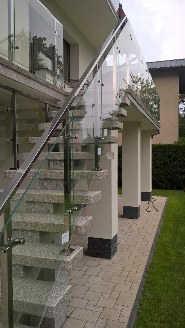 balustrada schodowa szklana na słupkach typu chorwacja szkło bezbarwne