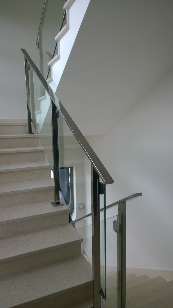 balustrada schodowa szklana na słupkach typu chorwacja z poręczą szkło bezbarwne 