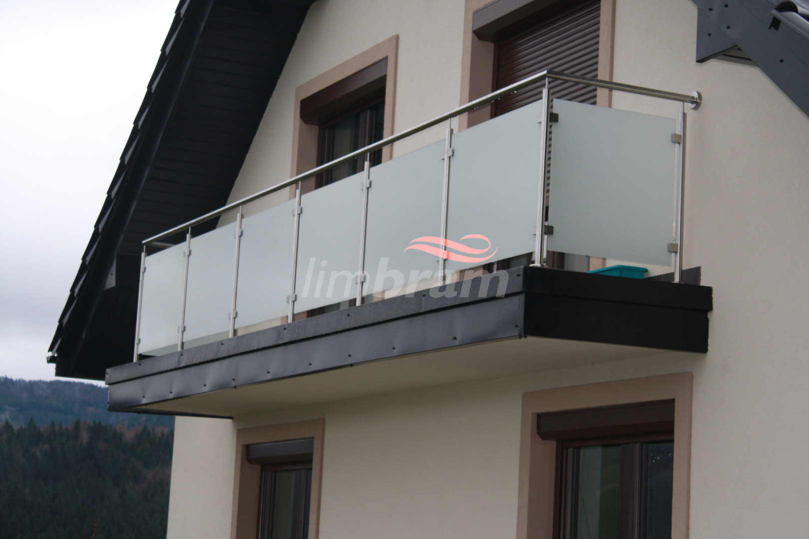 balustrada szklana na słupkach szkło mleczne