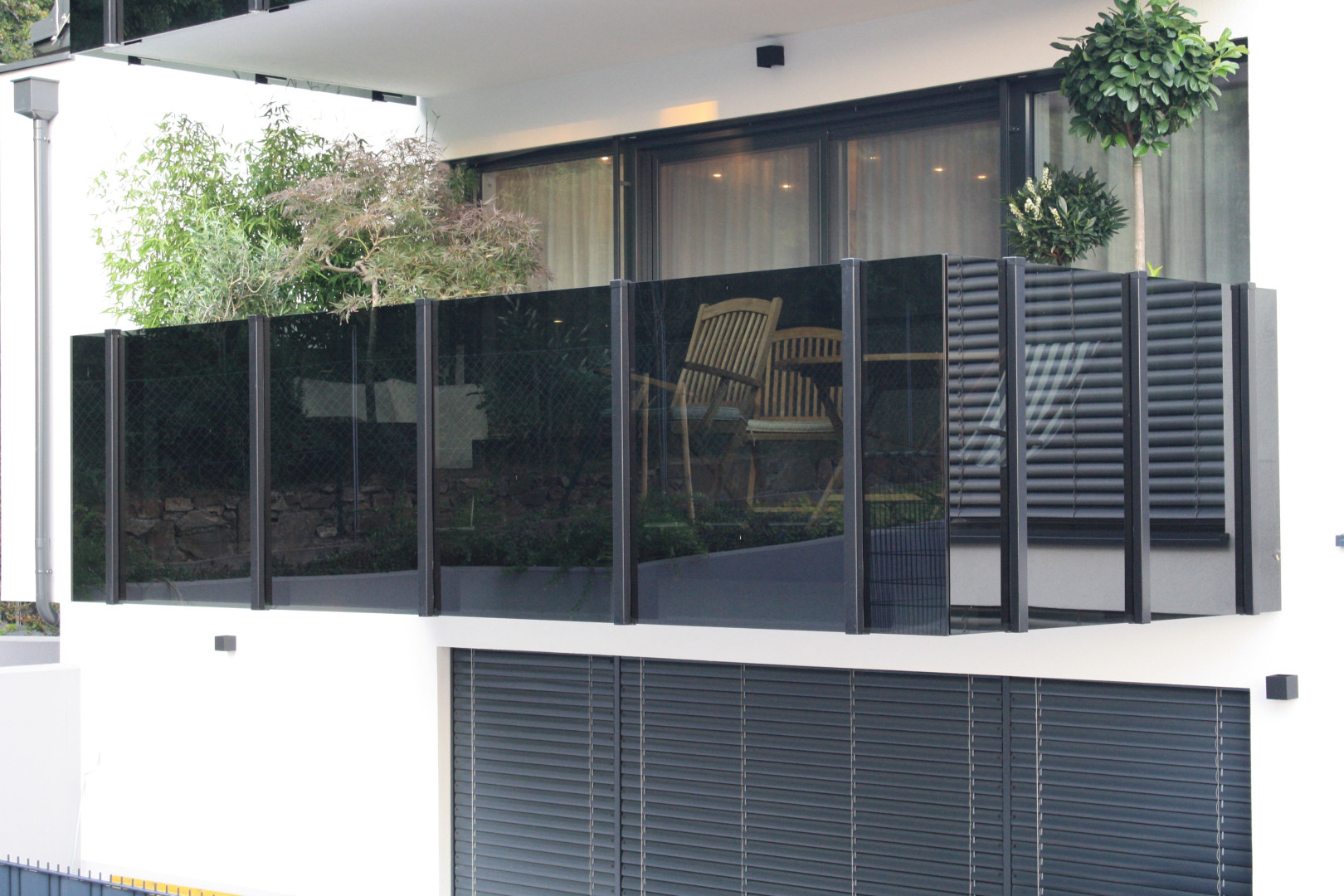 balustarda szklana balkonowa na słupkach loft szkło grafitowe