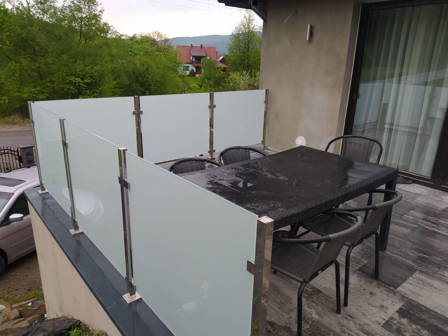 balustarda szklana balkonowa na słupkach polerowanych szkło mleczne 2