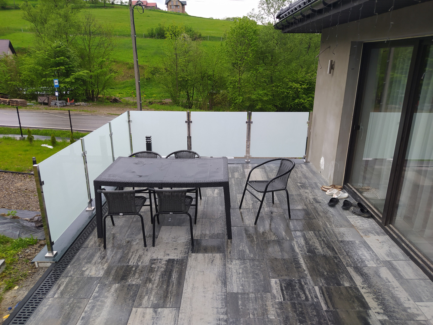 balustarda szklana balkonowa na słupkach polerowanych szkło mleczne